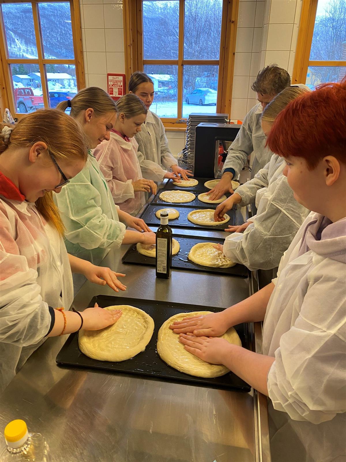 Elever som lager pizza - Klikk for stort bilde