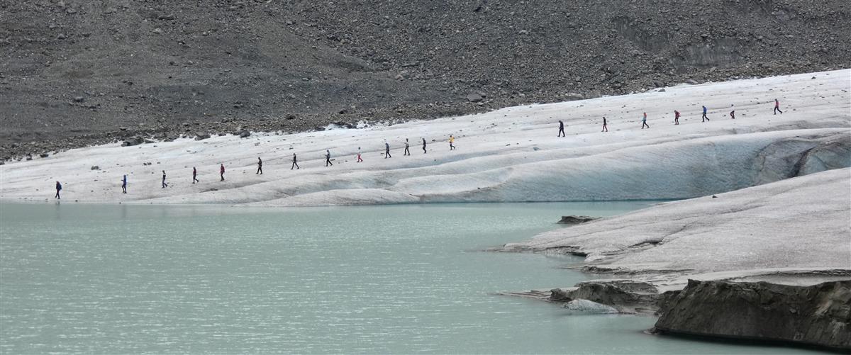 Personer går på en isbre - Klikk for stort bilde